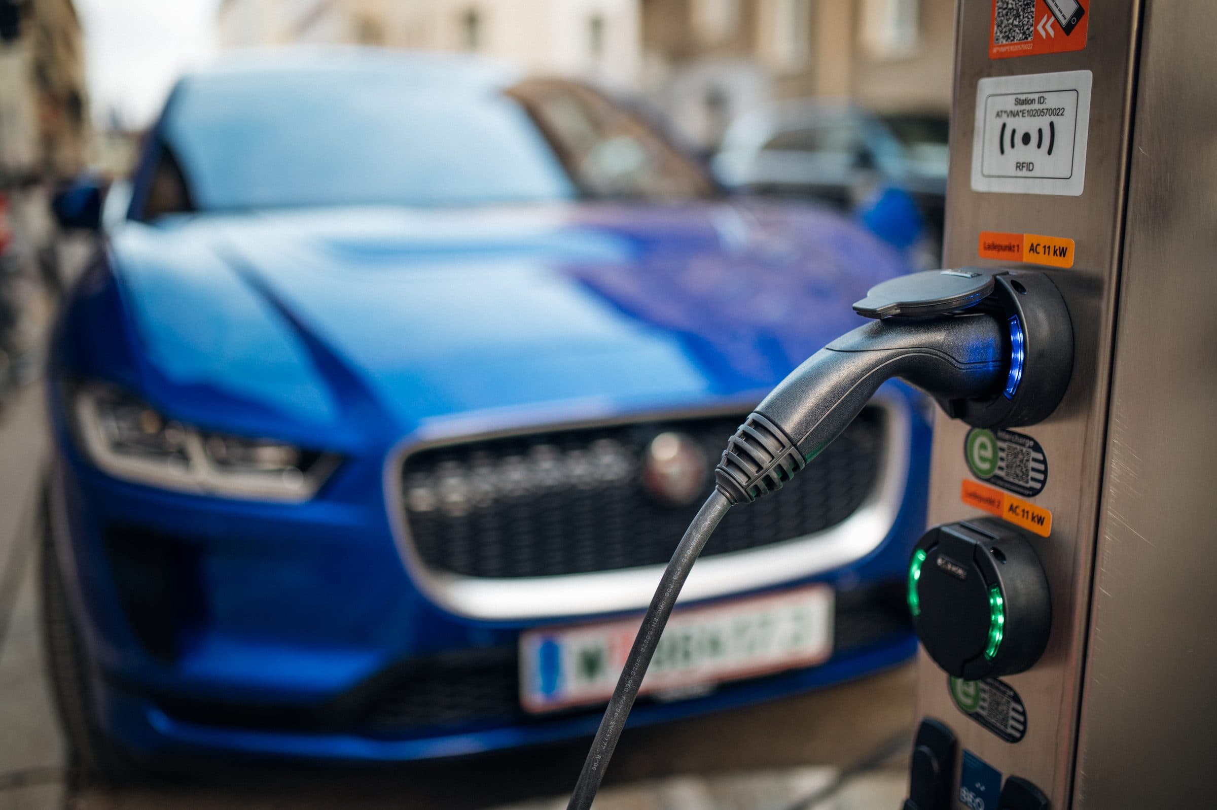 Elektromobil připojený k nabíjecí stanici